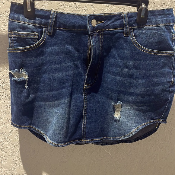 SHEIN Dark Wash Denim Ripped Skirt 0XL Plus Curve new never worn - Picture 1 of 2